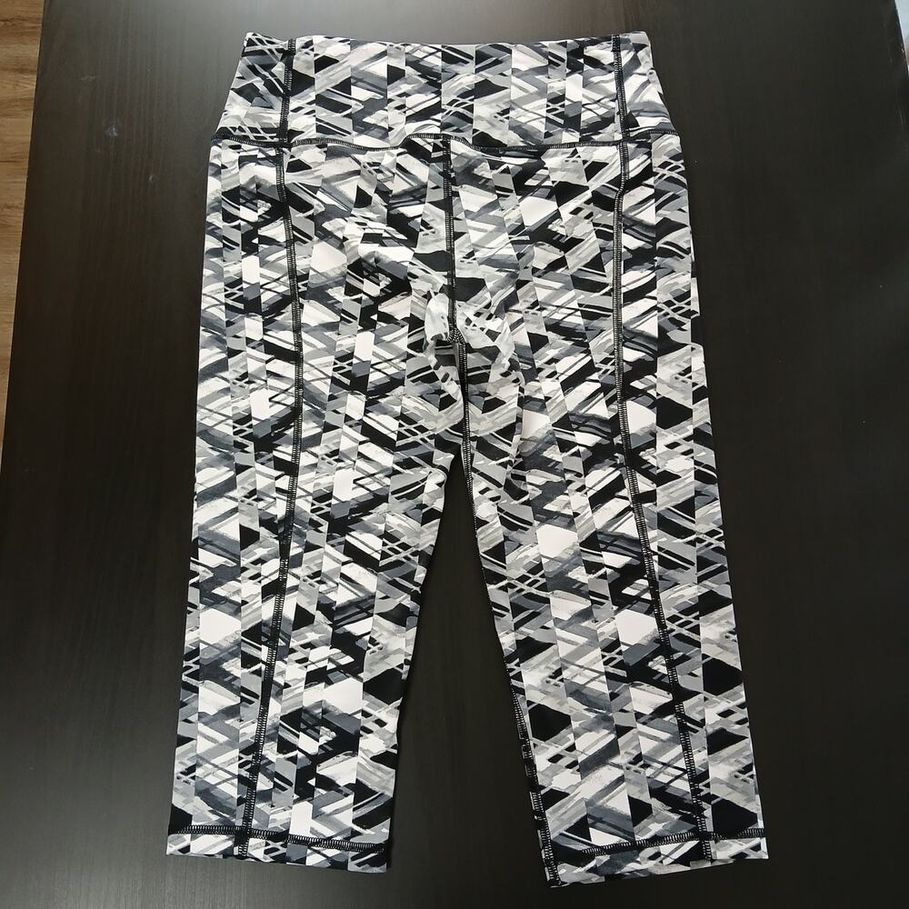 Victoria Sport VSX Knockout Capri Leggings M geometric black white activewear - Picture 3 of 11
